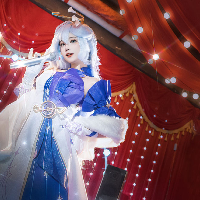 《崩坏：星穹铁道》知更鸟cosplay