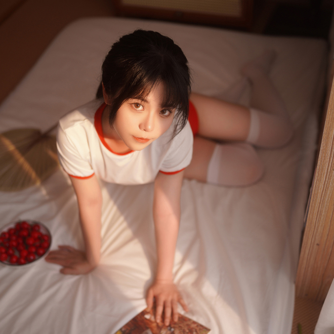 少女写真  红色体操服