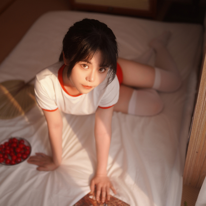 少女写真  红色体操服