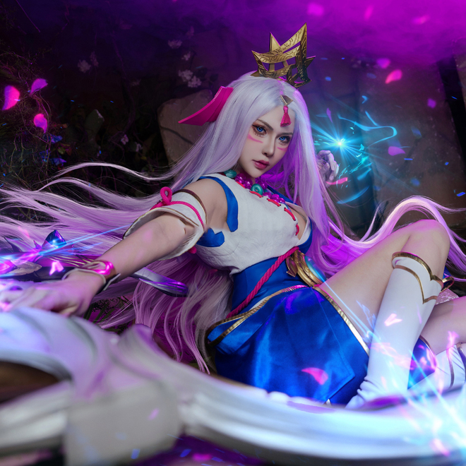 《英雄联盟》灵魂莲华·艾希cosplay